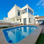 Linda Con Piscina Privada *
