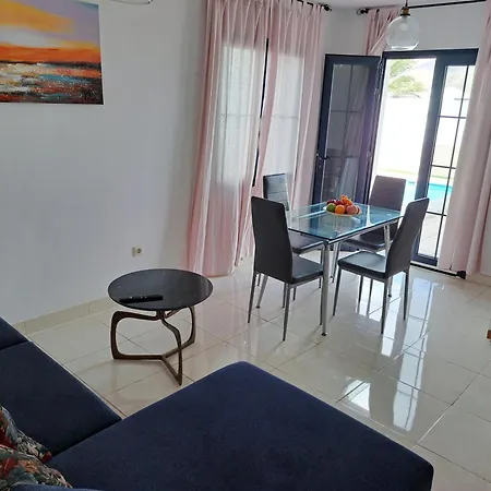 Linda Con Piscina Privada Villa Playa Blanca