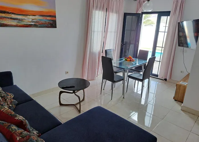 Linda Con Piscina Privada Villa Playa Blanca